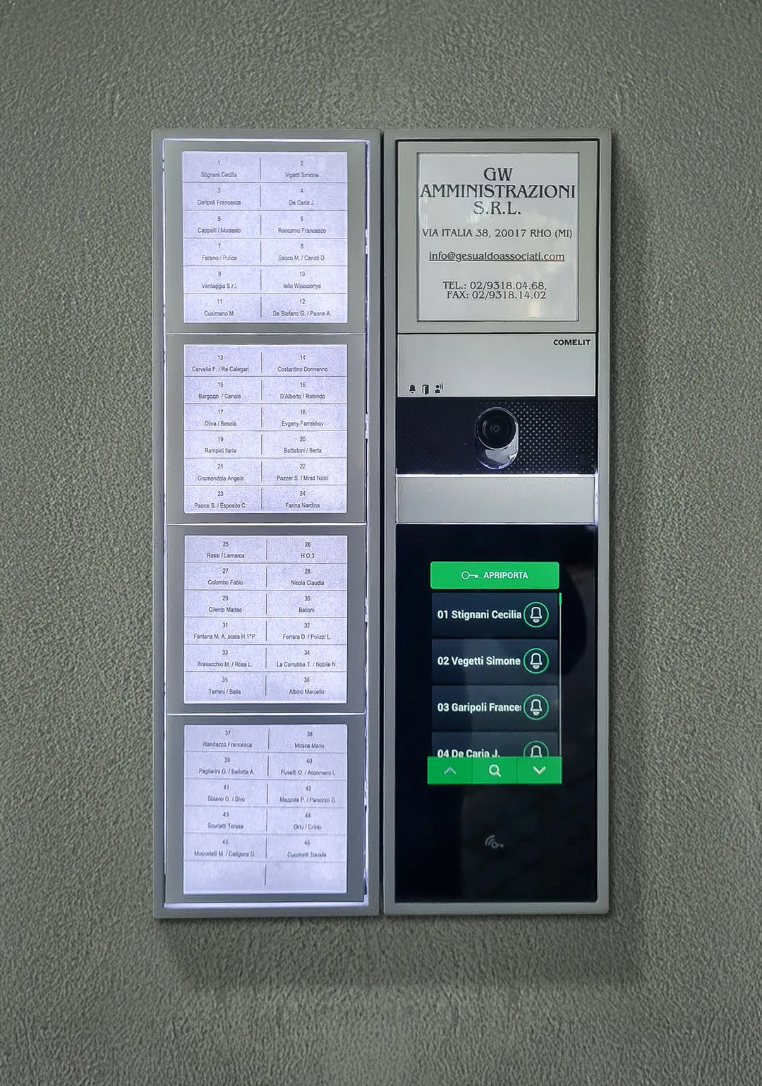 Pulsantiera videocitofonica Comelit Ultra Touch con rubrica digitale installata in un condominio a Parabiago.