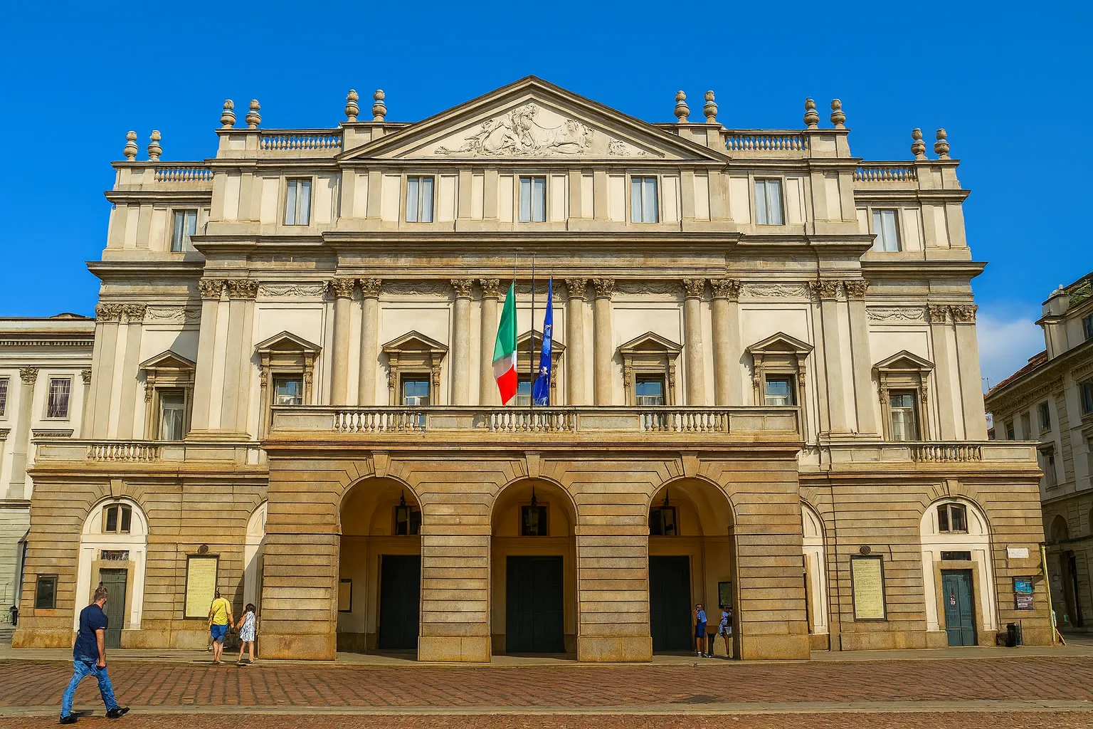 Facciata del Teatro alla Scala di Milano protetta da sistema di videosorveglianza Comelit con telecamere Advance e videoanalisi intelligente.