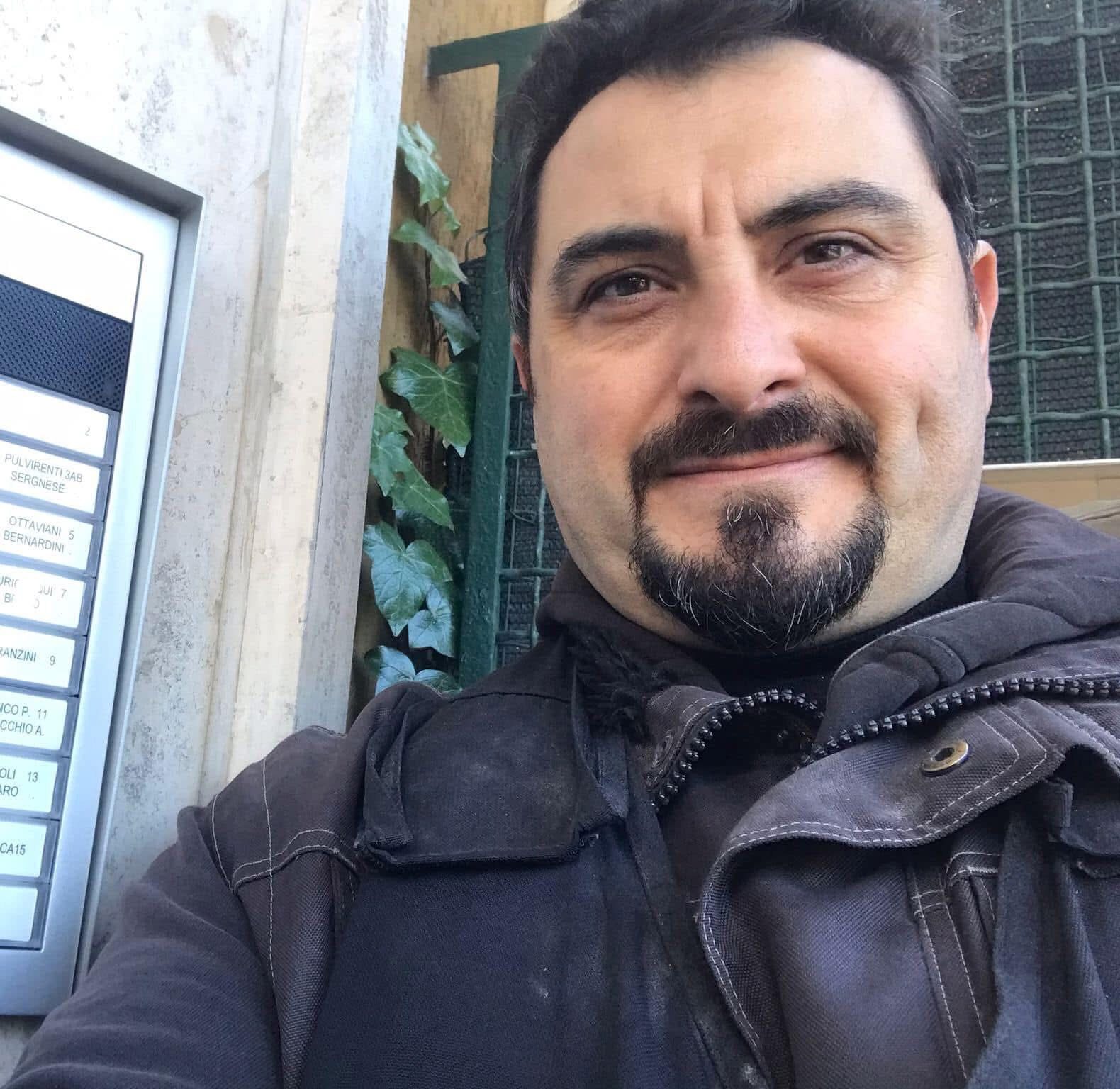 Antonio Spinelli accanto a una pulsantiera citofonica Comelit installata a muro.