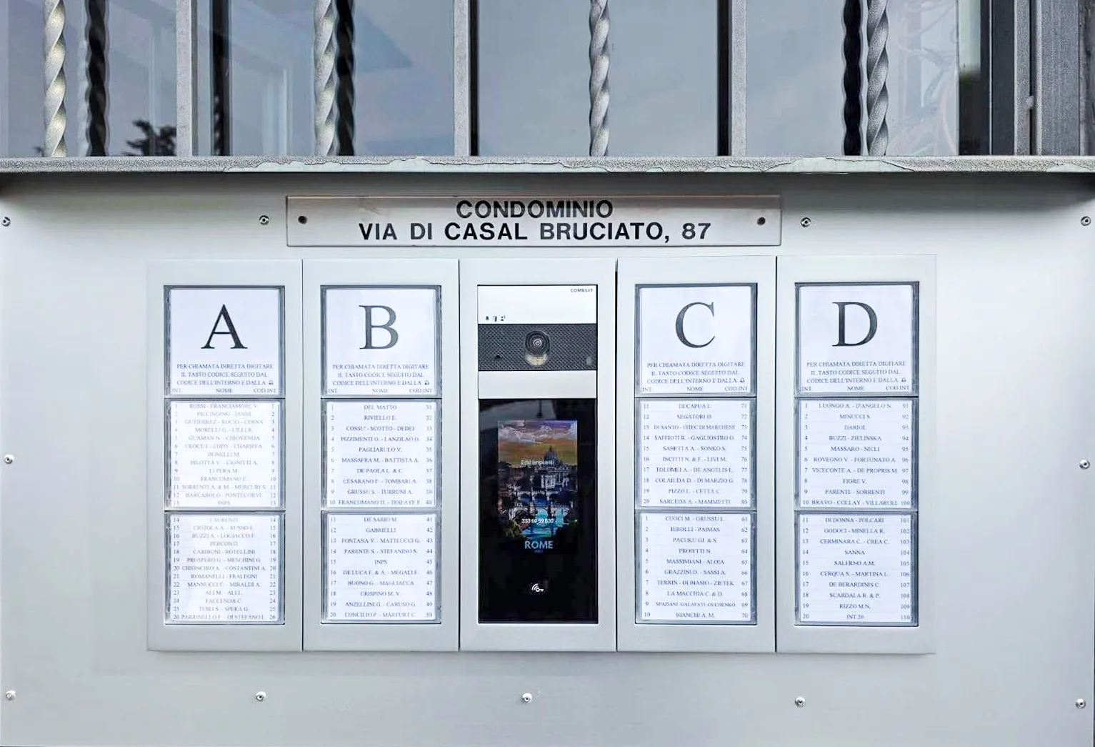 Pulsantiera videocitofonica Comelit Ultra touch installata da Edil Impianti in un condominio a Roma, zona Tiburtina.