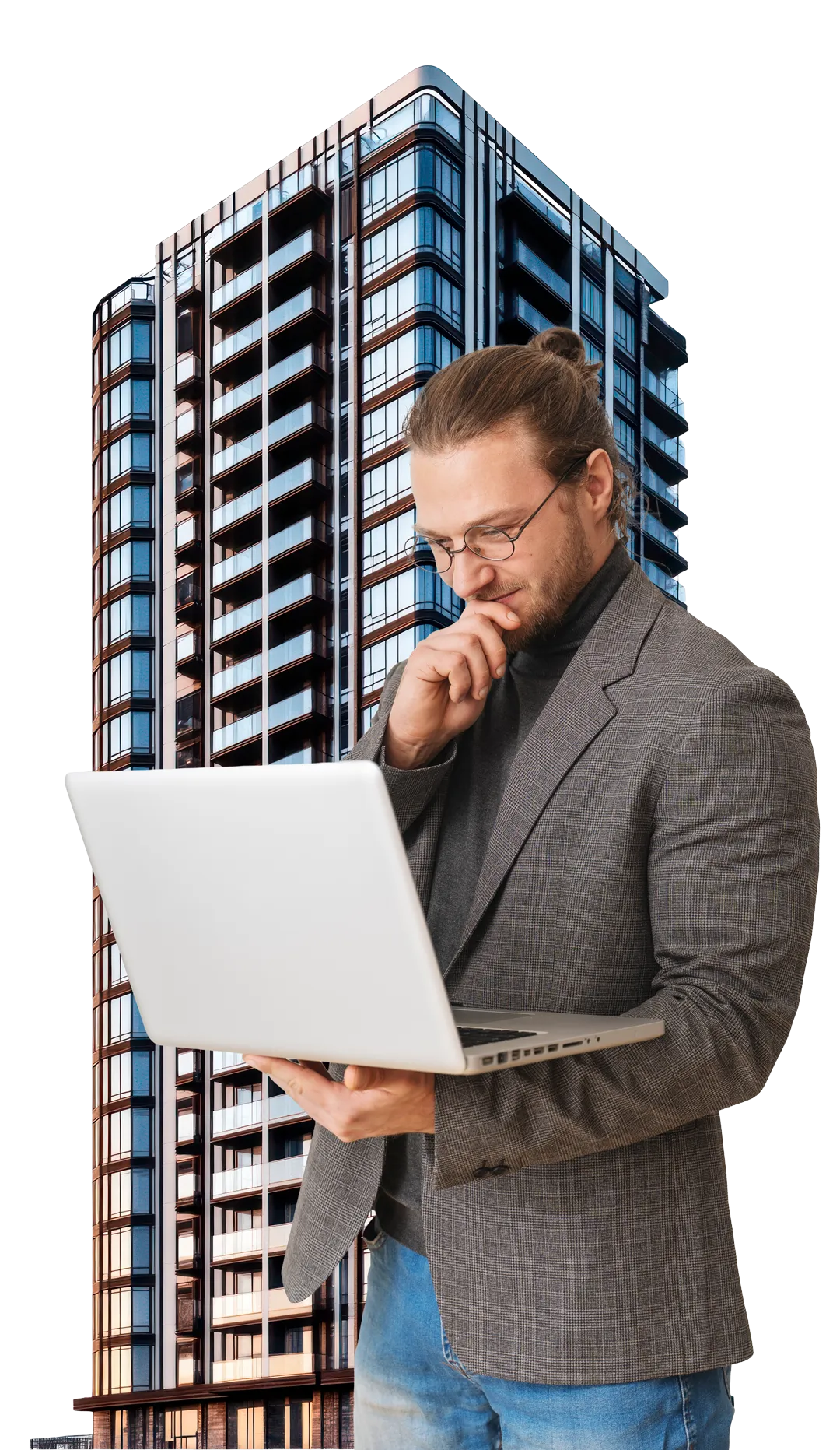 Progettista professionista con laptop davanti a un edificio residenziale multipiano