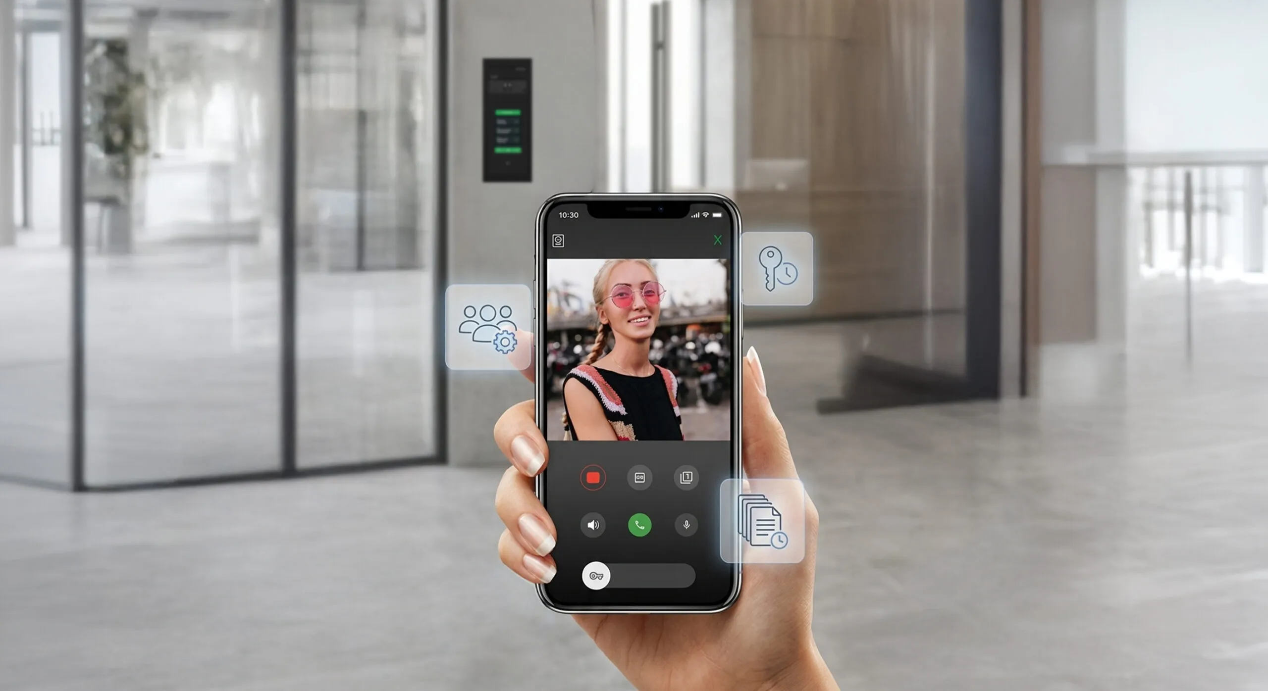 Gestione accessi da remoto con app Comelit su smartphone: identificazione visitatore e apertura porta