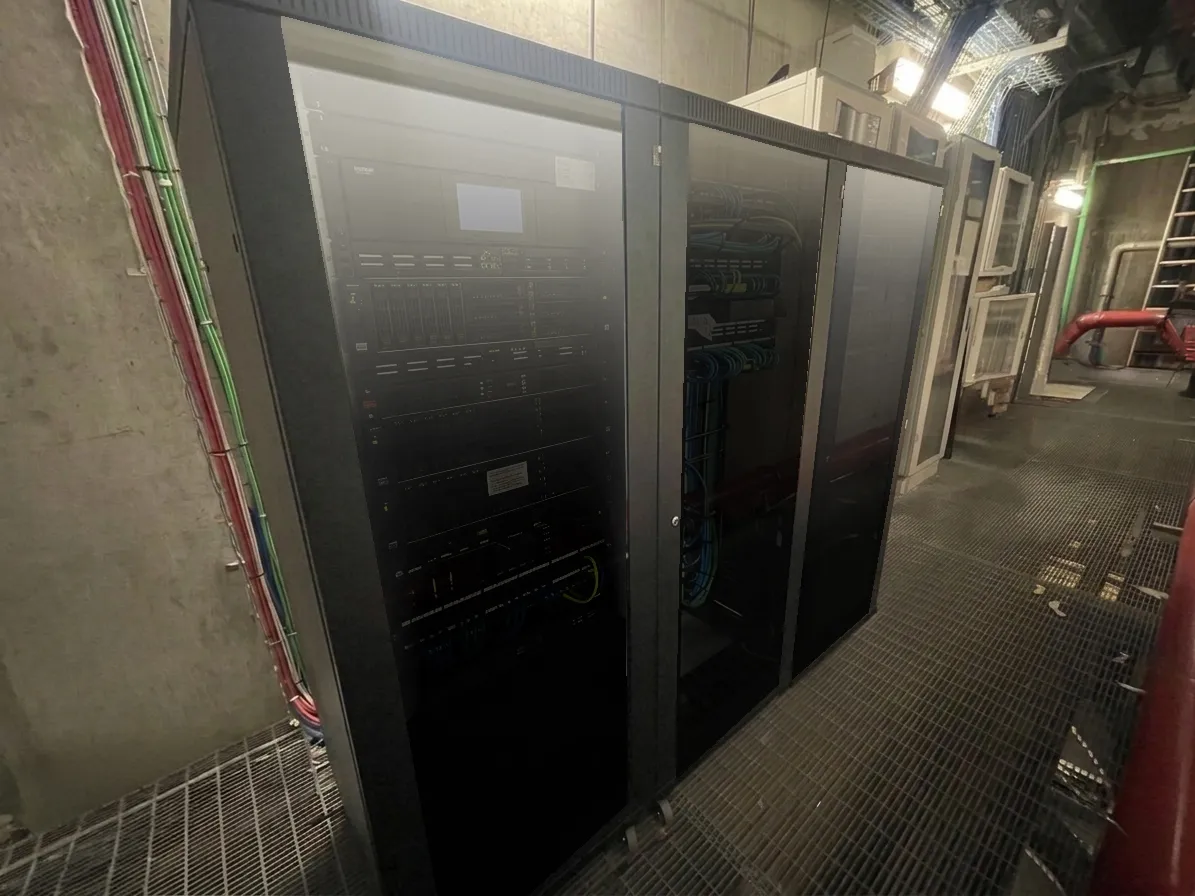 Armadi rack impianto EVAC Comelit installati per sistema audio di emergenza nella stazione ferroviaria