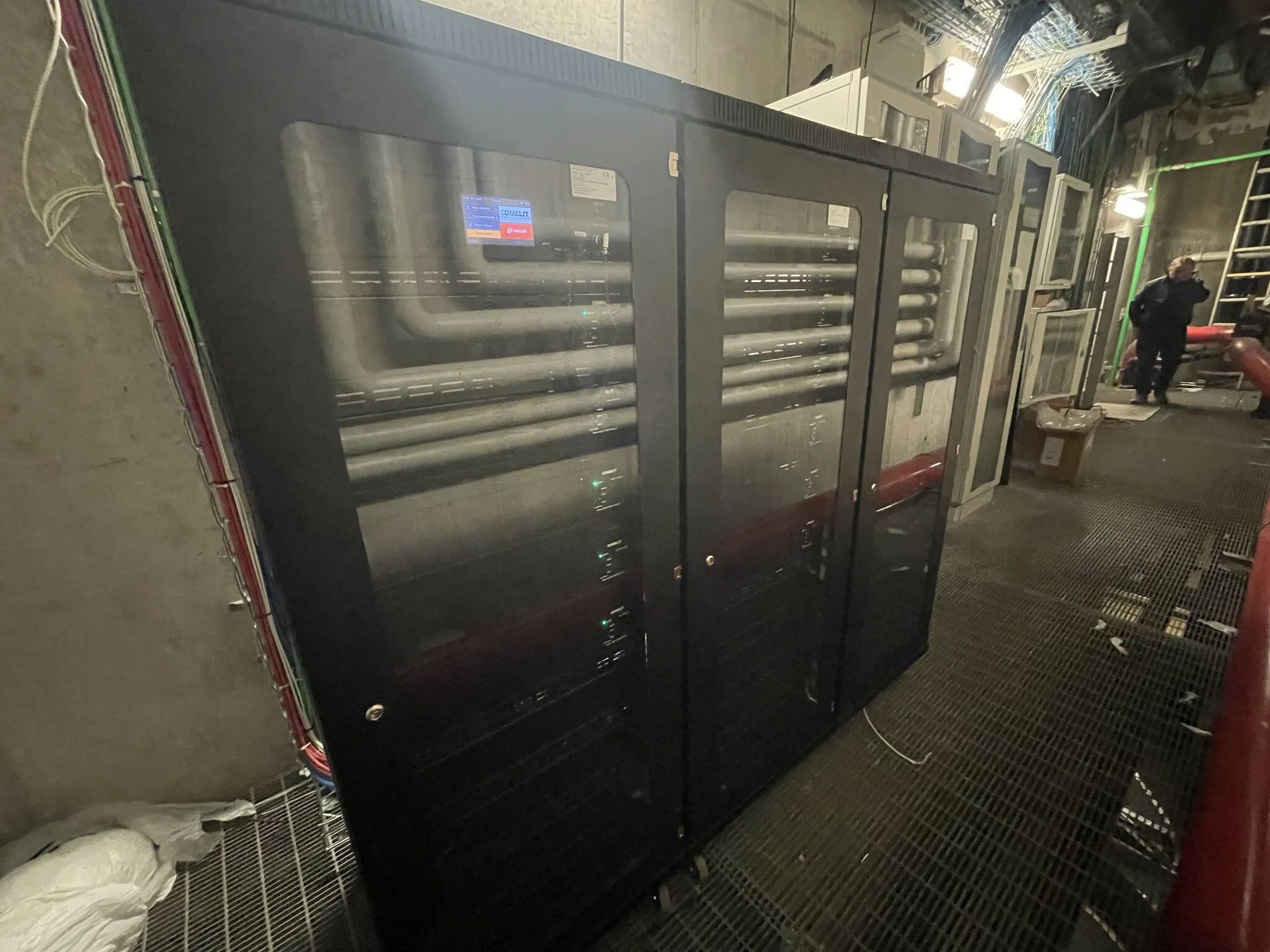 Armadi rack impianto EVAC Comelit installati per sistema audio di emergenza nella stazione ferroviaria