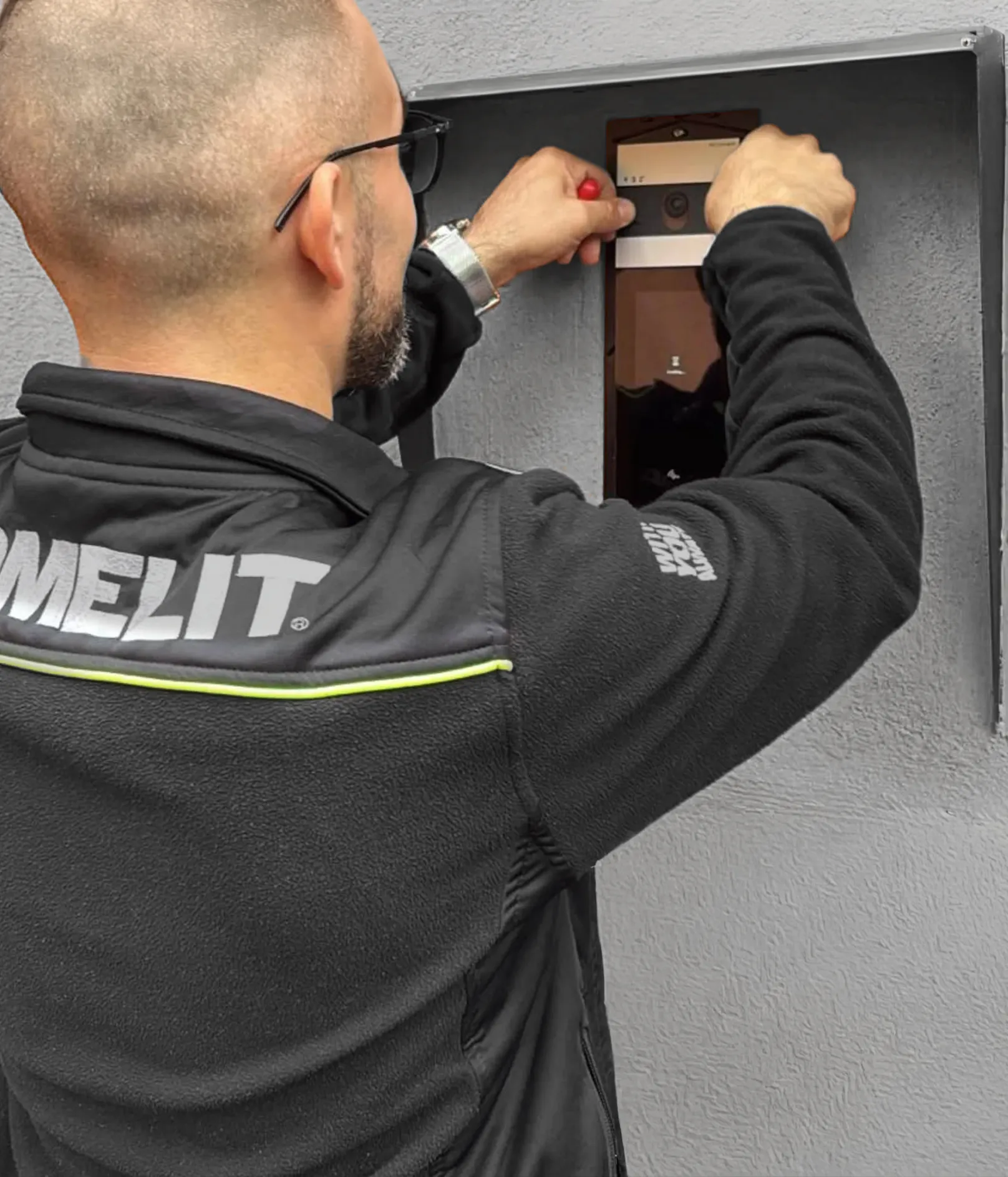 Tecnico installa videocitofono condominiale Comelit per gestione accessi e sicurezza edificio