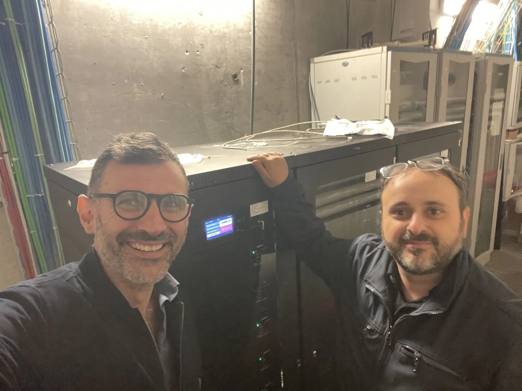 Tecnici Comelit durante installazione impianto EVAC con rack audio di emergenza nella stazione Napoli Afragola