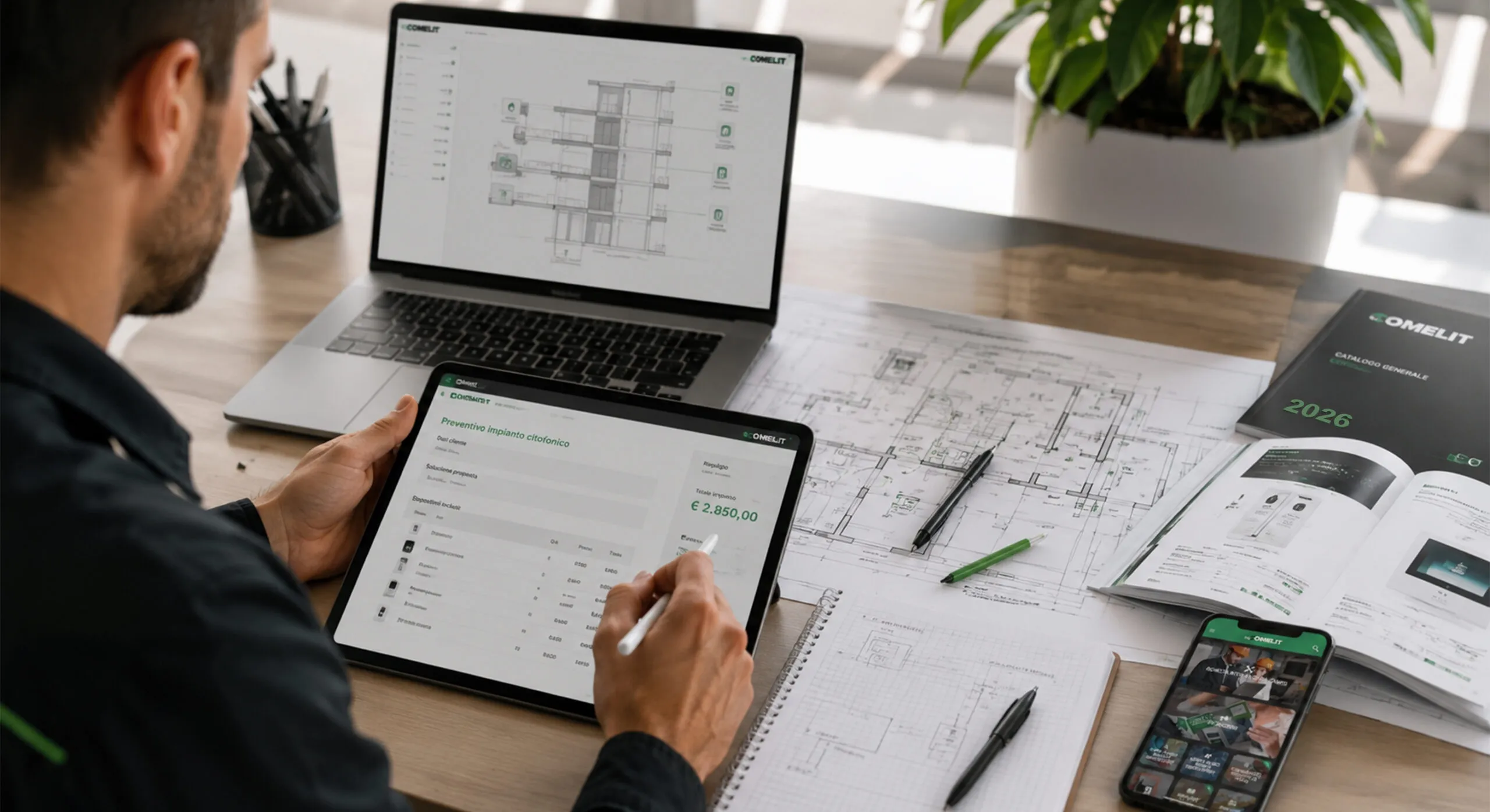 Installatore consulta l’app MyComelit su smartphone e tablet per configurare un preventivo citofonico