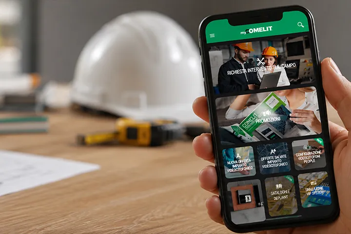 Installatore utilizza l’app MyComelit per creare un preventivo impianto citofonico da smartphone