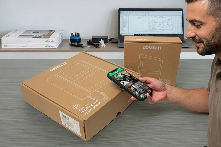 Tecnico configura un citofono Comelit dallo smartphone con l'app MyComelit per ridurre i tempi in cantiere