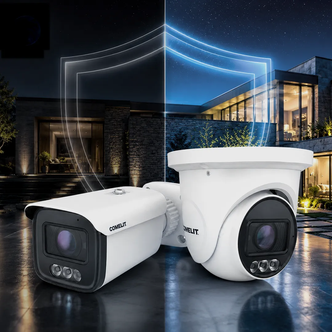 Telecamere di videosorveglianza AI ISP Comelit installate davanti a una villa moderna di notte, con grafica luminosa che rappresenta la protezione intelligente dell’edificio.