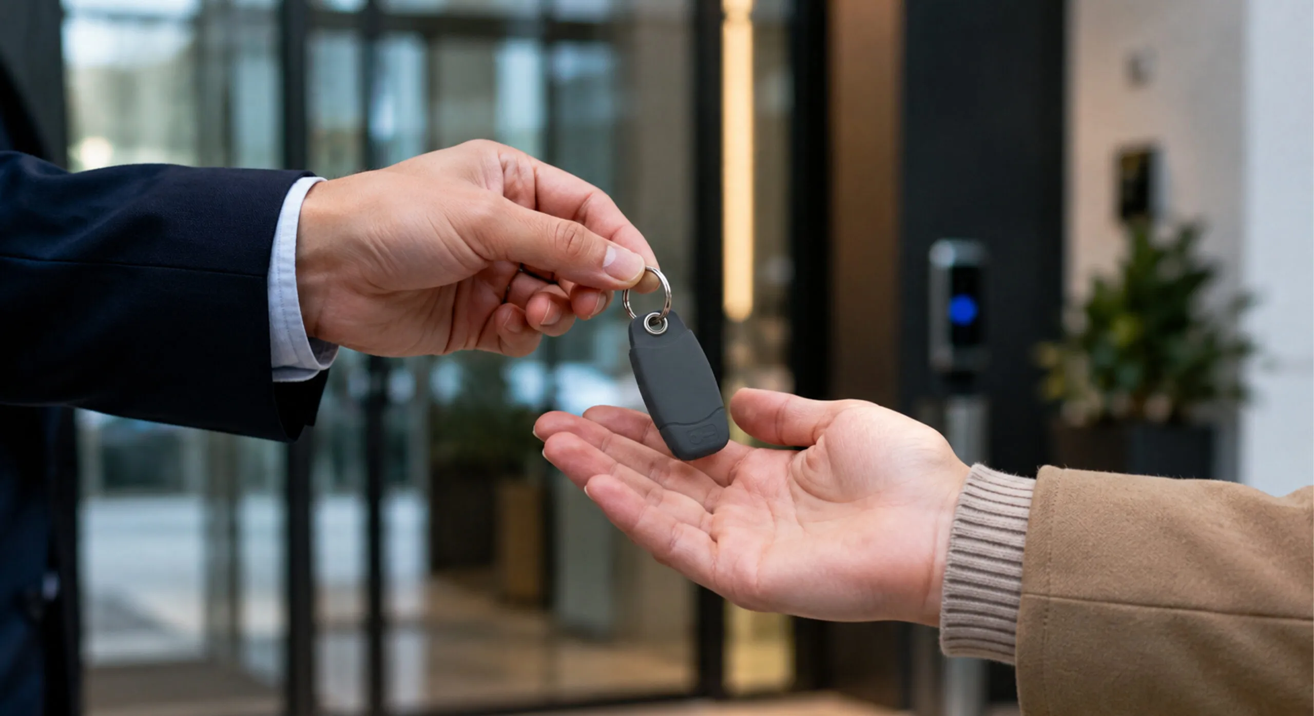 Consegna di badge elettronico per sistema di controllo accessi