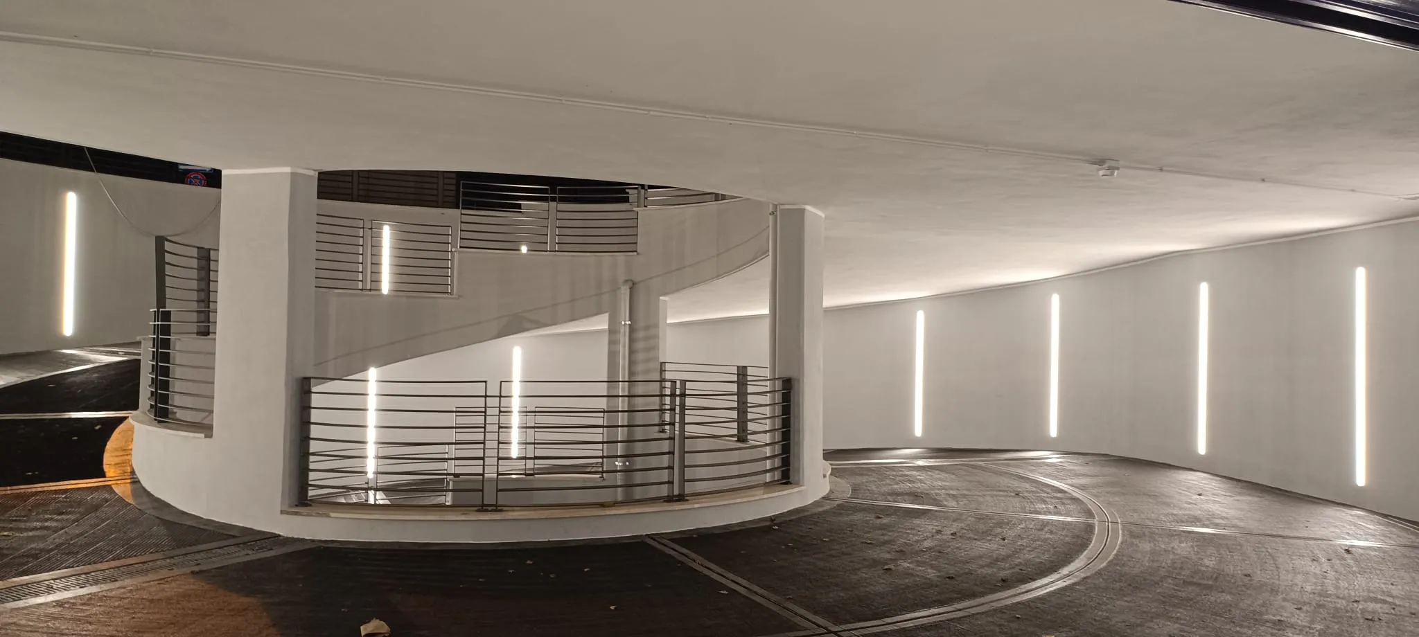 Rampa interna del parcheggio con sistemi di sicurezza integrata per infrastrutture urbane