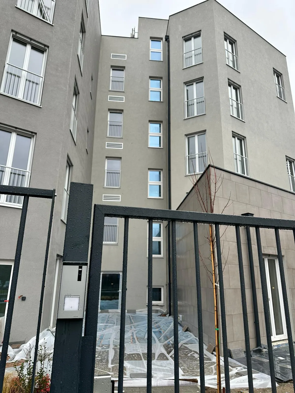 Accesso dell’edificio di social housing a Monza protetto da videocitofonia IP Comelit.
