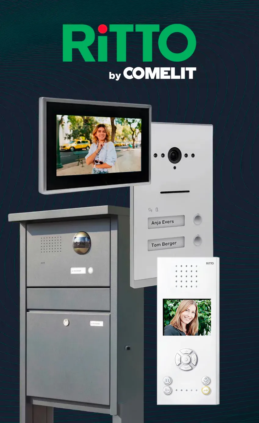 Sistemi di videocitofonia Ritto by Comelit: monitor interno, posto esterno con telecamera e citofono a parete su sfondo scuro