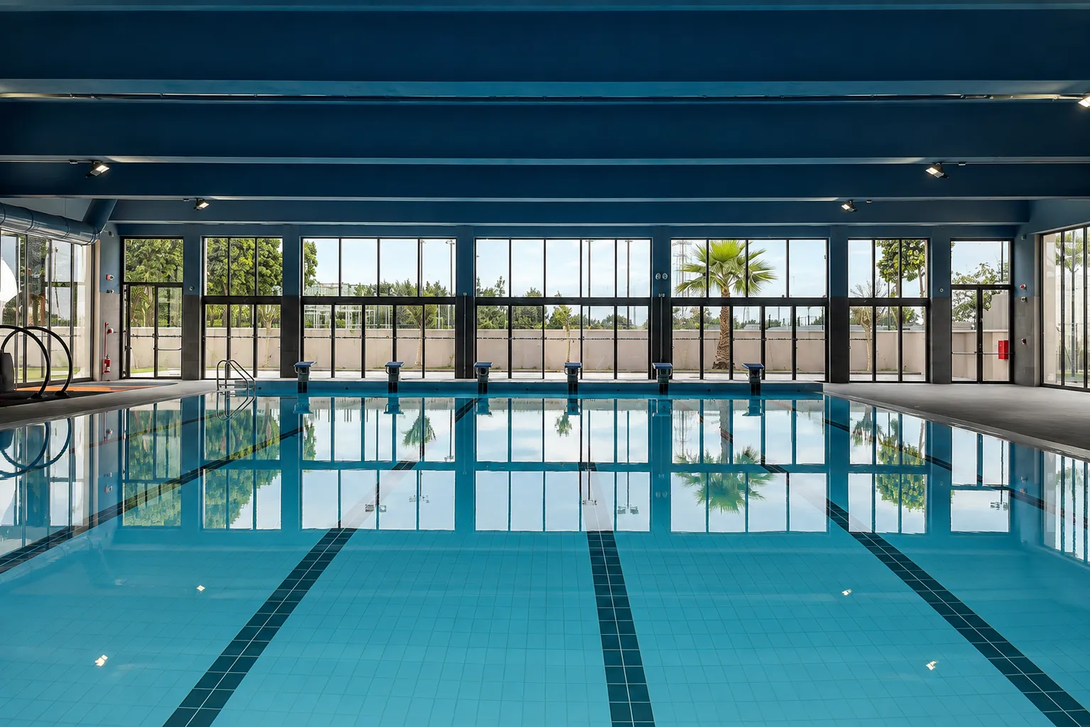 Piscina coperta del Centro Sportivo Pino Daniele protetta dal sistema di sicurezza integrata Comelit.