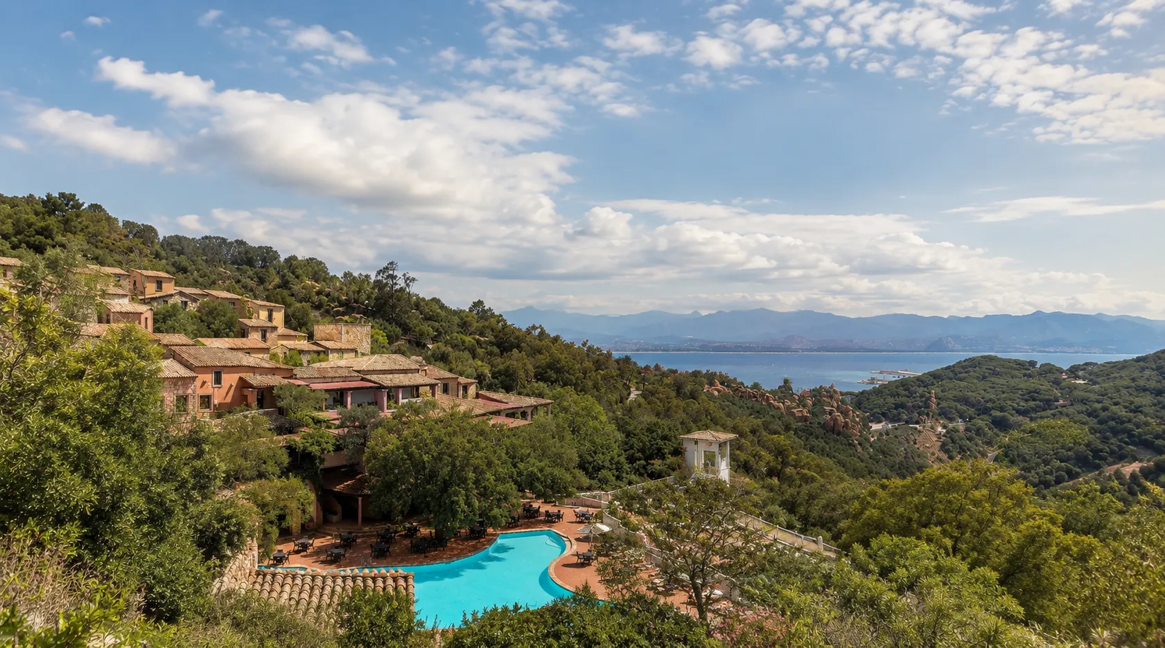 Vista panoramica di un resort ad Arbatax, in Sardegna, protetto dalle soluzioni integrate di sicurezza Comelit.