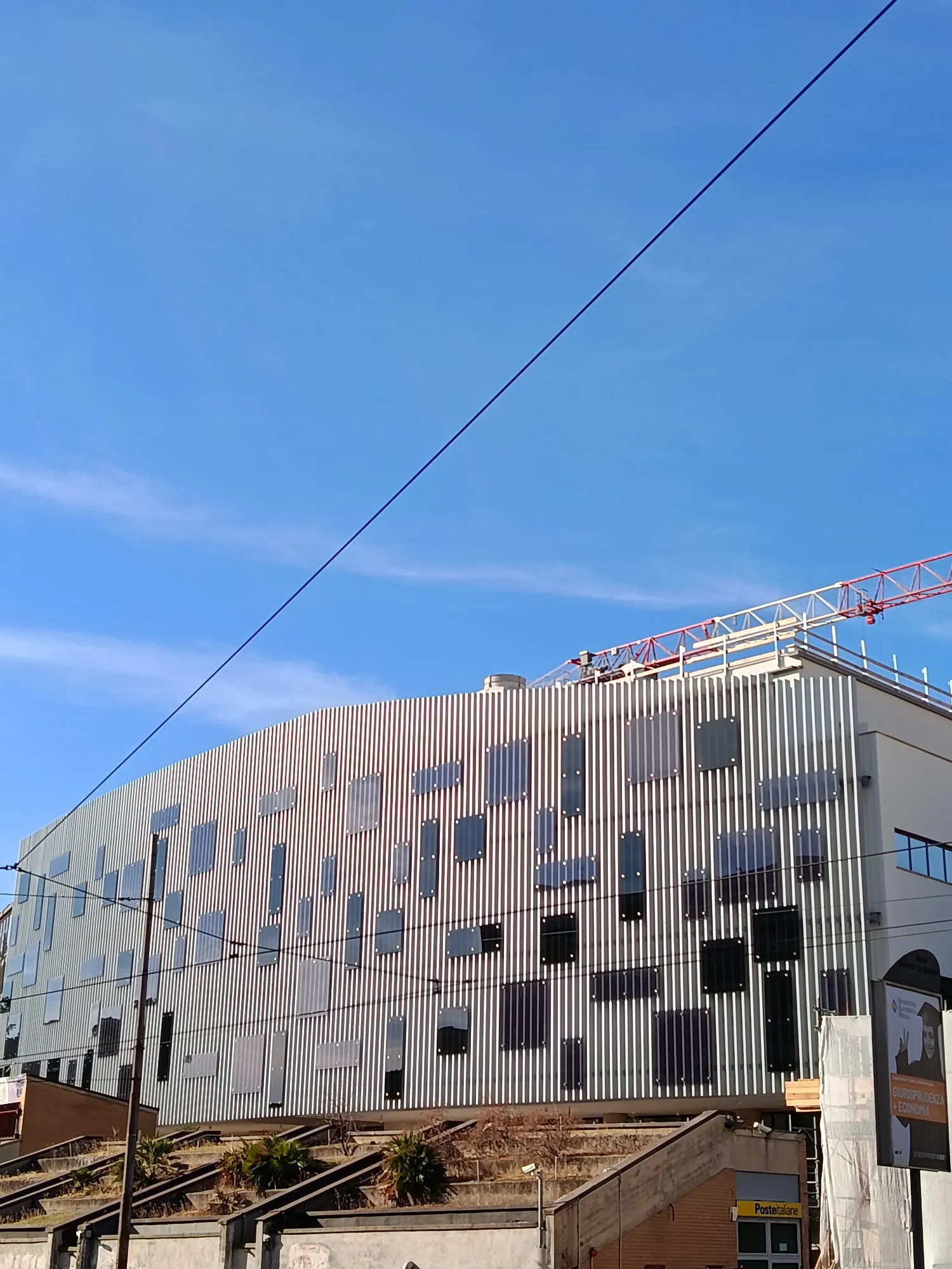 Facciata del Palazzo dei Servizi Generali della Sapienza ripresa durante il cantiere di riqualificazione