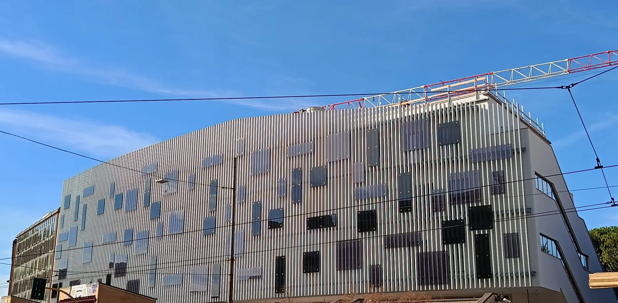 Vista frontale della torre vetrata del vano ascensore del Palazzo dei Servizi Generali