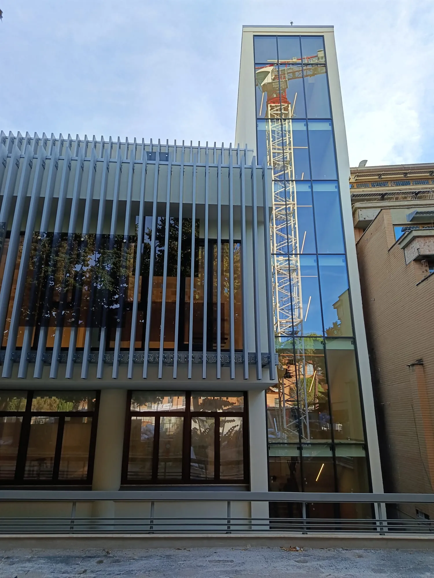 Vista panoramica del Palazzo dei Servizi Generali nella Città Universitaria La Sapienza di Roma