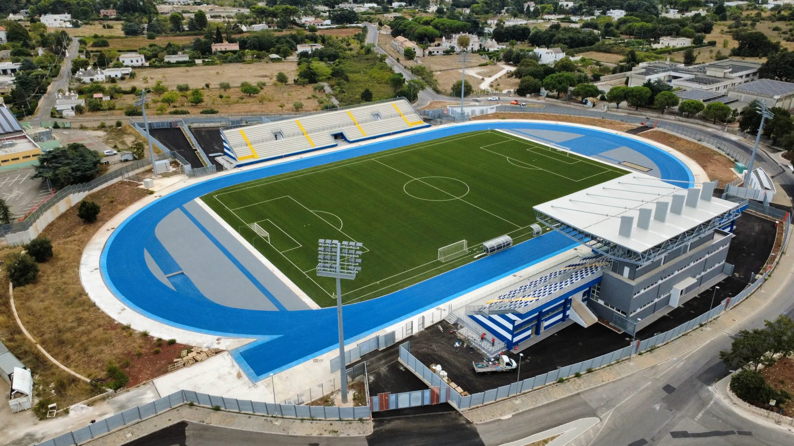 Edificio della tribuna principale dello Stadio Pergolo di Martina Franca con pista di atletica