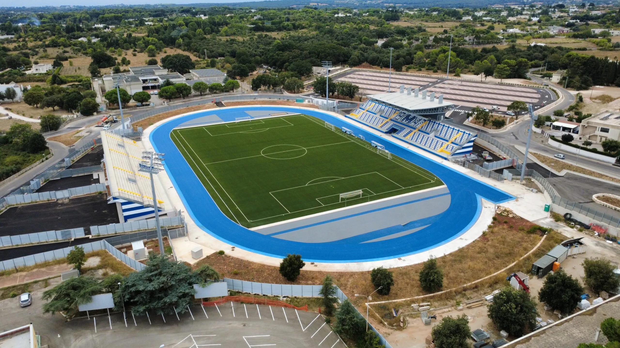 Vista aerea dello Stadio Pergolo di Martina Franca con pista di atletica, campo da calcio e tribune