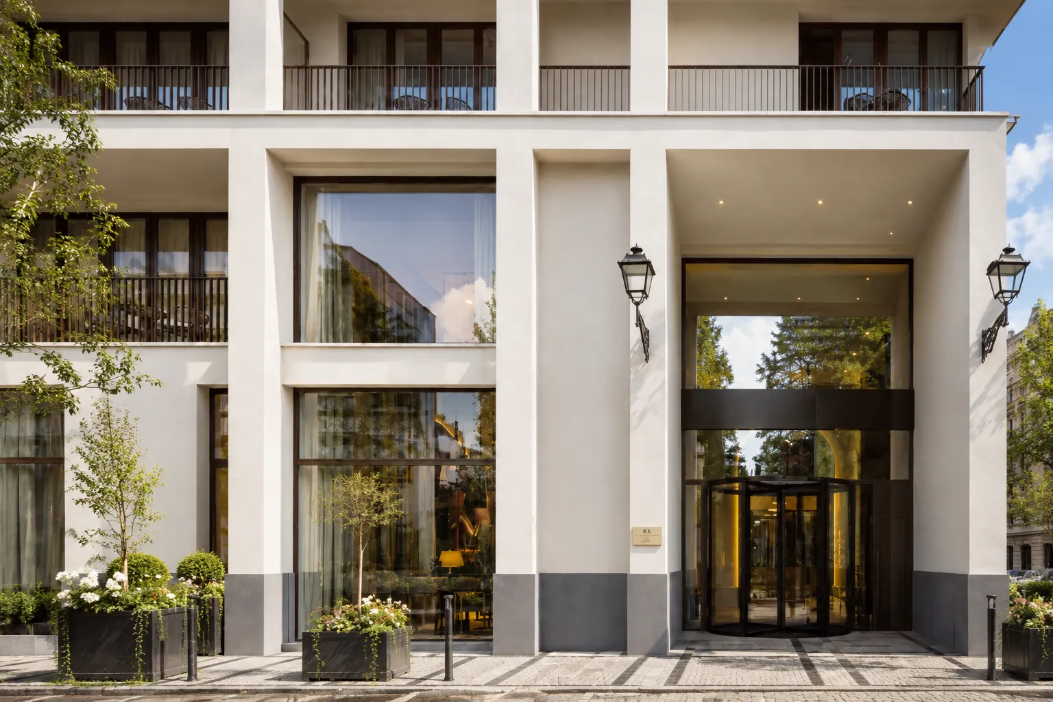 Facciata e ingresso principale dei Teatro Luxury Apartments di Firenze con porta girevole