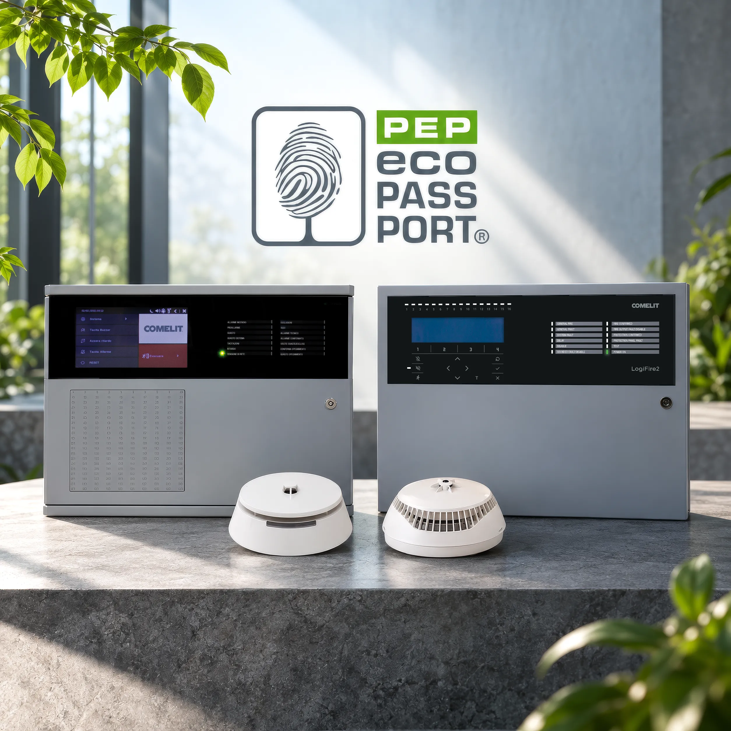 Due centrali di rivelazione incendio Comelit con rivelatori di fumo in primo piano e logo PEP Eco Passport sullo sfondo.