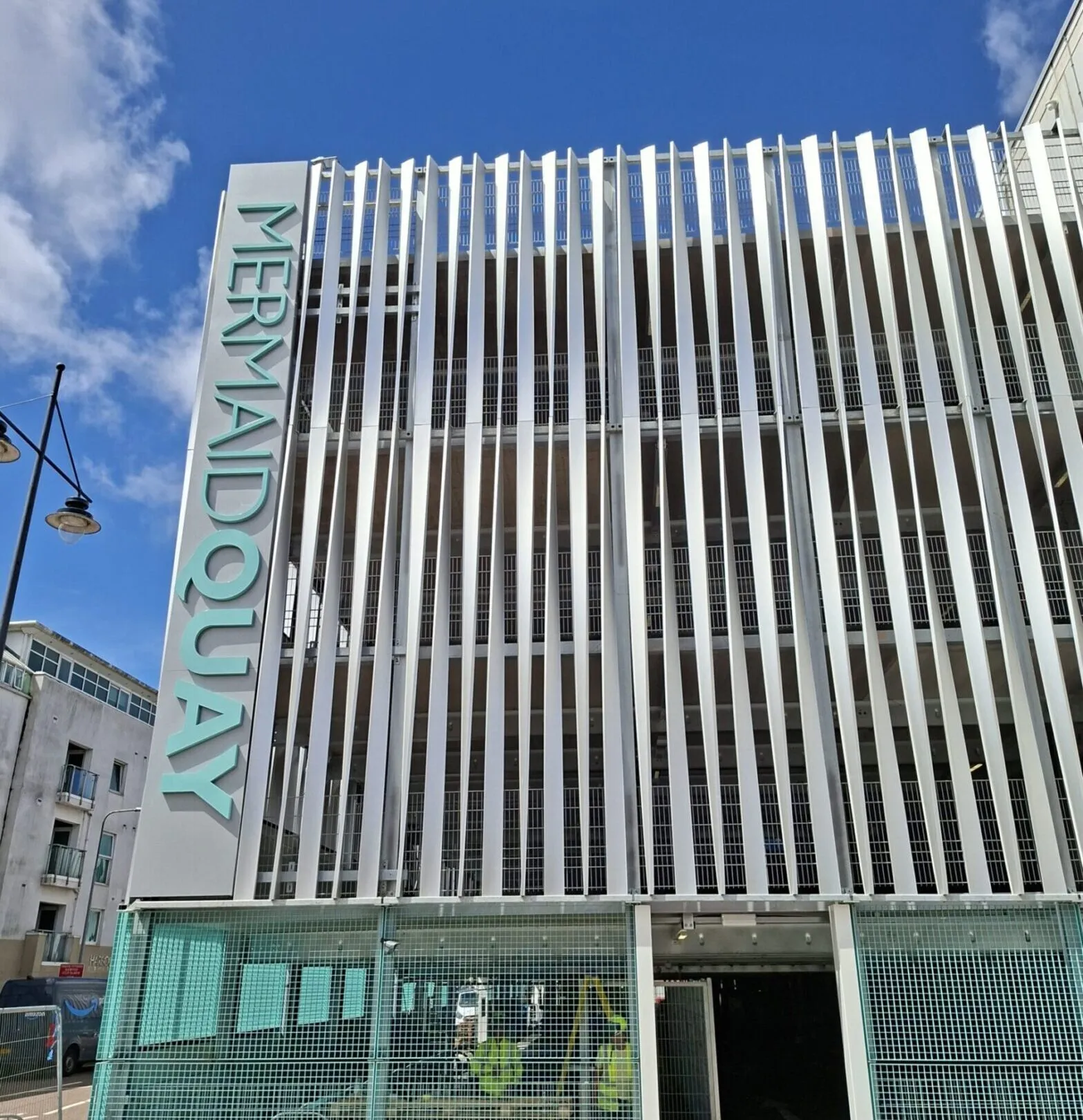Facciata del parcheggio multipiano Mermaid Quay a Cardiff