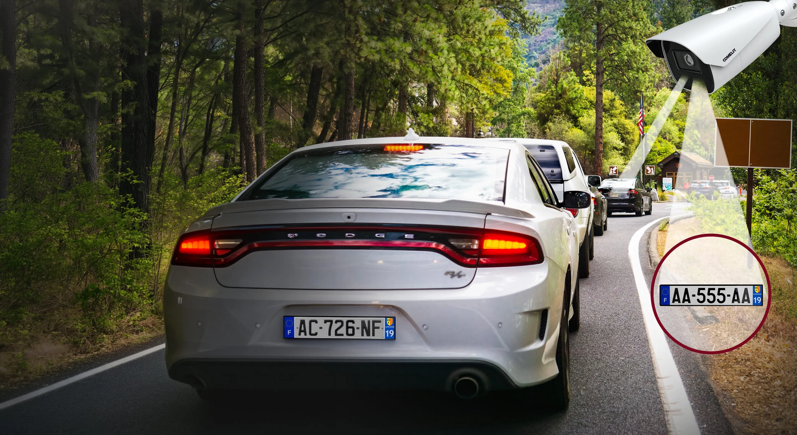 Telecamera bullet Comelit che inquadra e legge la targa di un'auto all'ingresso di un'area con accesso controllato